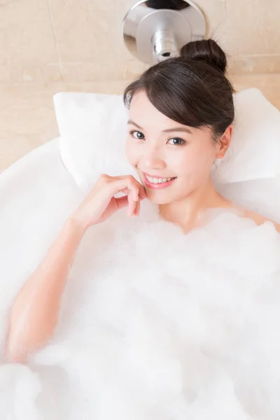Vrouw nemen van het bad — Stockfoto