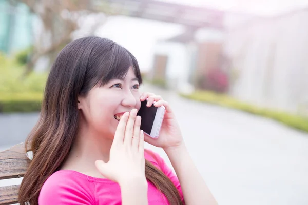 Femme parlant au téléphone — Photo