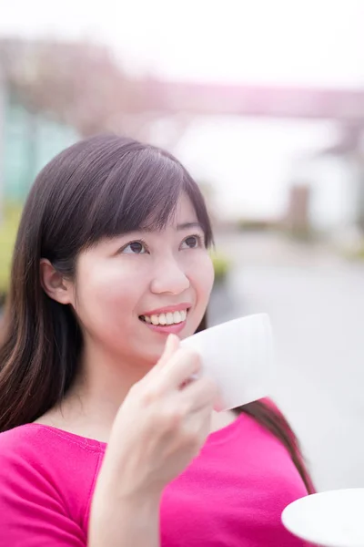 Mujer bebiendo té y sonriendo — Foto de Stock