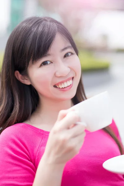 Mujer bebiendo té y sonriendo — Foto de Stock