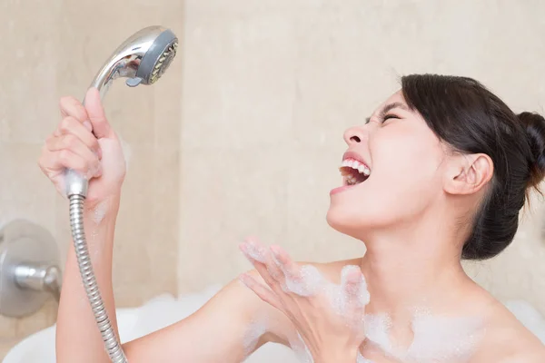 Женщина принять ванну — стоковое фото