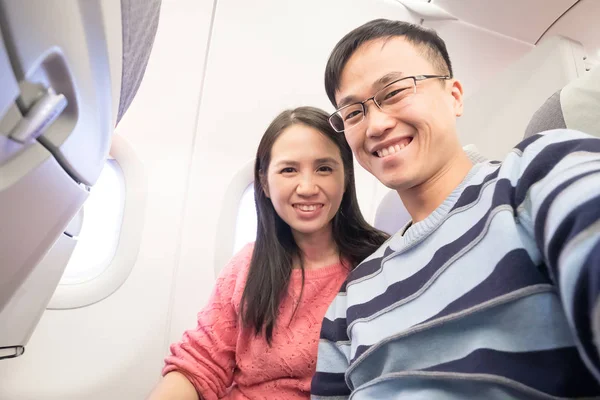 Pareja selfie en avión — Foto de Stock