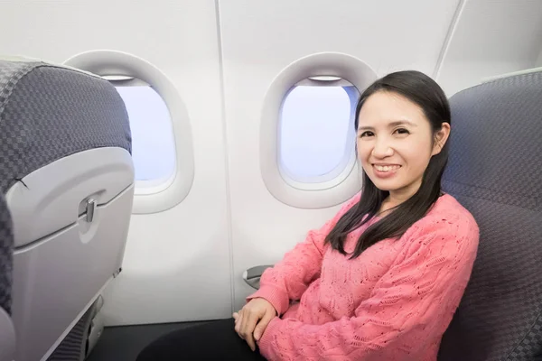 Vrouw in vliegtuig — Stockfoto