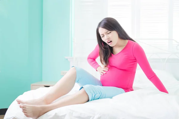 Schwangerschaft Frau empfindet Schmerzen — Stockfoto