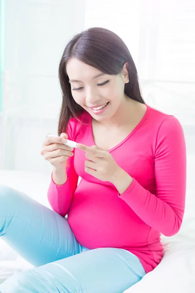 Kobieta uroda ciąży — Zdjęcie stockowe