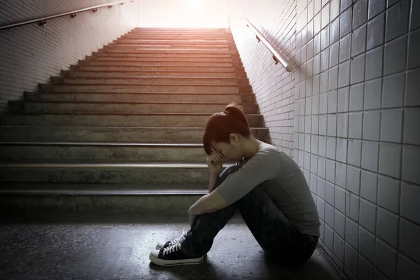 Депрессивная женщина в метро — стоковое фото