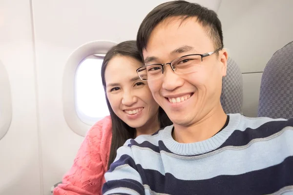 飛行機でカップル selfie — ストック写真