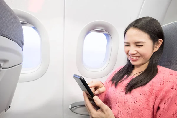 Frau im Flugzeug — Stockfoto