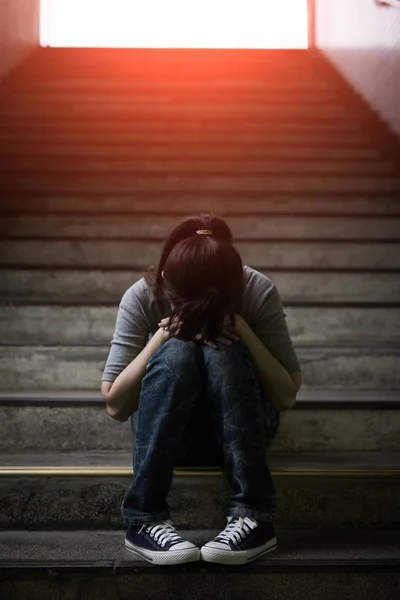 Депресія жінка почувається засмученою — стокове фото