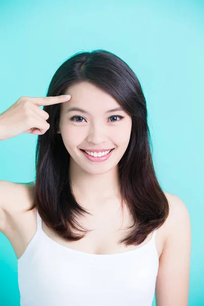 Vrouw die haar voorhoofd aanraakt — Stockfoto