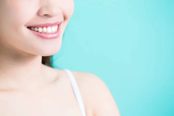 Женщина со здоровыми зубами улыбается — стоковое фото