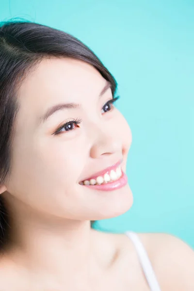 Mujer con dientes sanos sonriendo — Foto de Stock