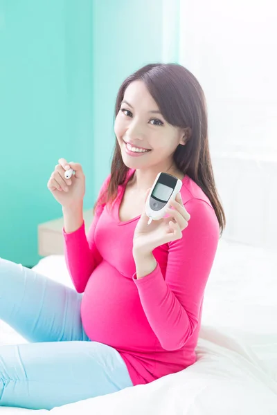 Gravid kvinna med Glukometer — Stockfoto
