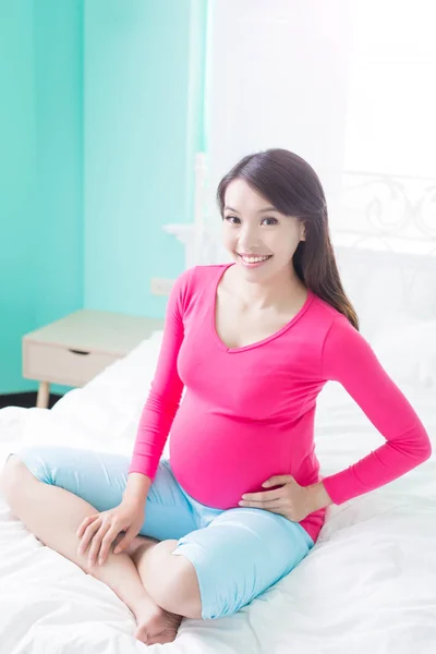 Mujer embarazada sonriendo felizmente — Foto de Stock