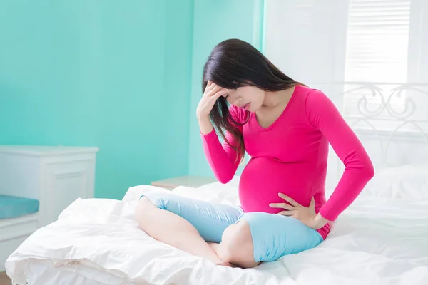 Zwangere vrouw gevoel pijn — Stockfoto