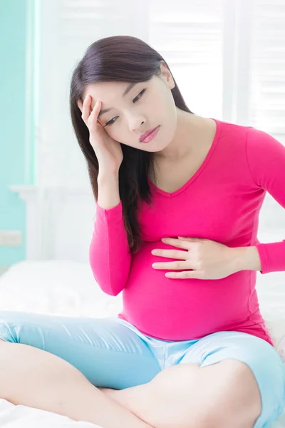 Беременная женщина чувствует боль — стоковое фото