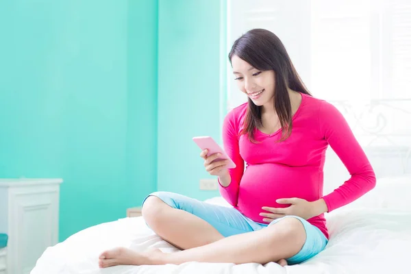 Gravid kvinna med telefonen — Stockfoto