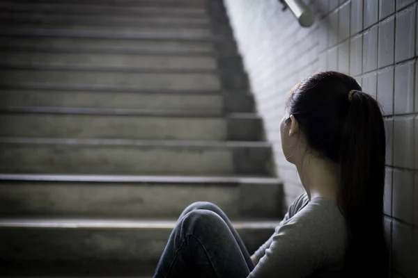 Depressed woman sitting — Stock Photo, Image