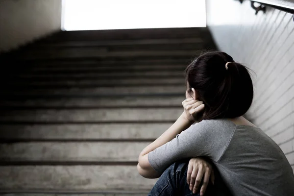 Wanita depresi duduk — Stok Foto