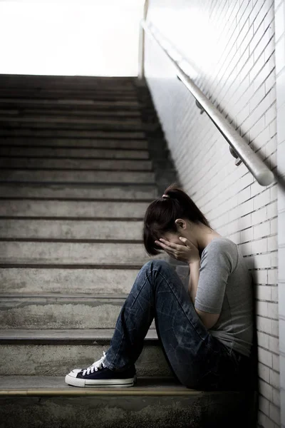 Depressziós nő ül az underground — Stock Fotó