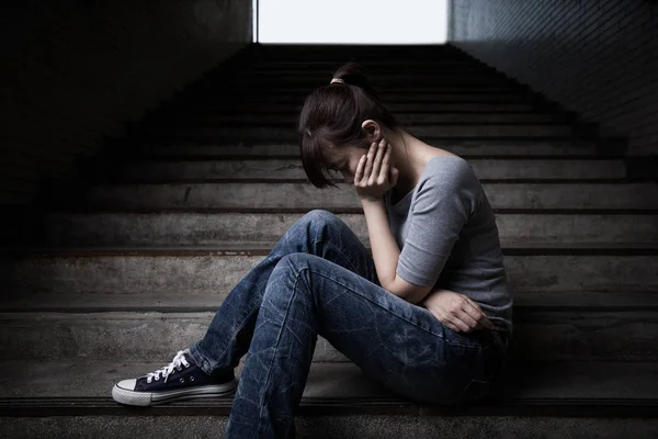 Depressive Frau sitzt in U-Bahn — Stockfoto