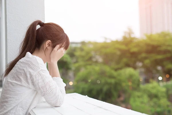 Frau steht auf dem Balkon — Stockfoto