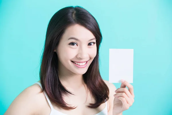 Belleza cuidado de la piel mujer con foto — Foto de Stock