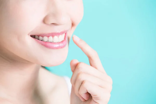 Mulher com dente clareado — Fotografia de Stock