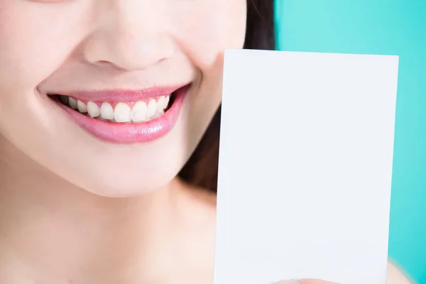 Kvinna med tand bleka innehav kort — Stockfoto