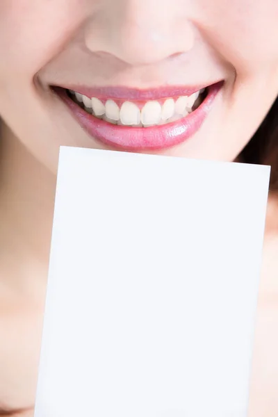 女人与牙齿美白控股卡 — 图库照片