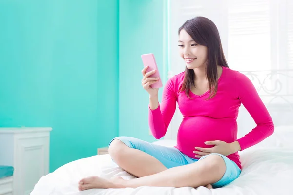 Gravid kvinna med telefonen — Stockfoto