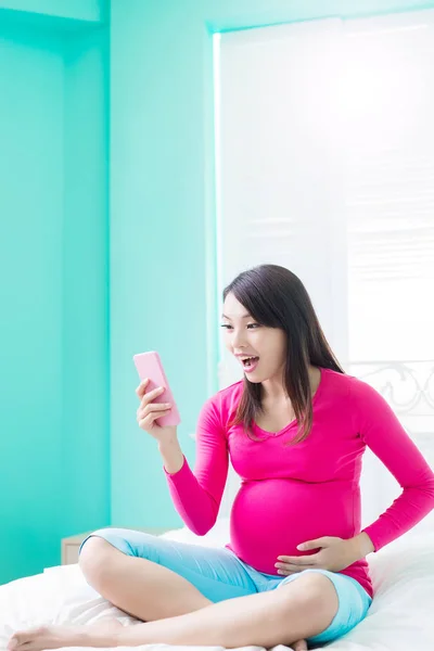 Gravid kvinna med telefonen — Stockfoto