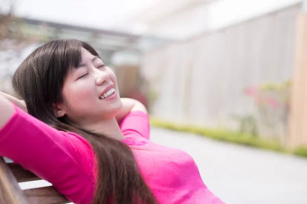 Mujer ying en silla en el parque — Foto de Stock