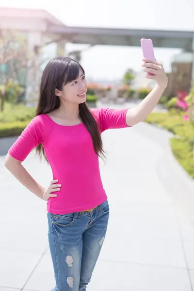 Donna che prende selfie nel parco — Foto Stock