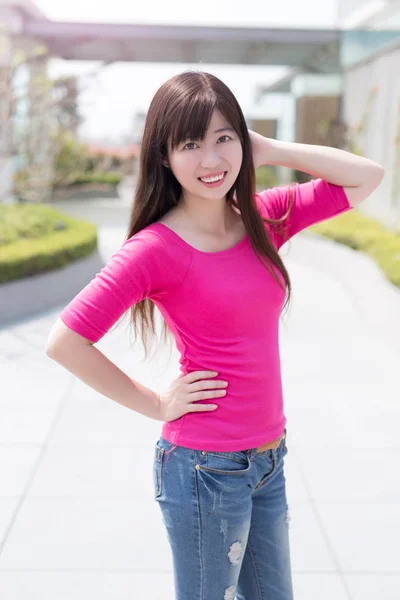 Woman  standing  in the park — Stock Photo, Image