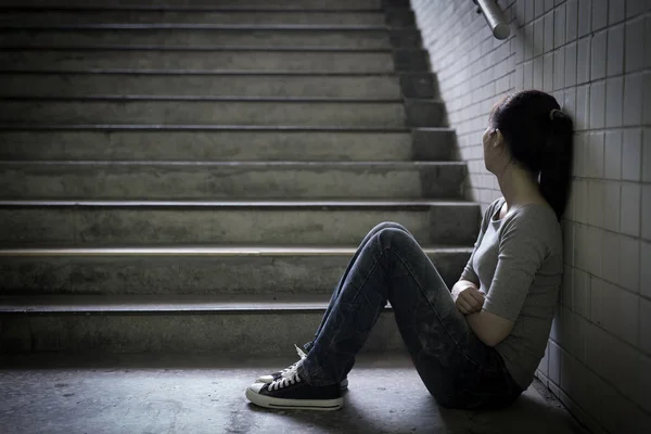 Femeie deprimată stând în subteran — Fotografie, imagine de stoc