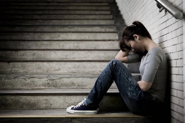 Depressive Frau sitzt in U-Bahn — Stockfoto