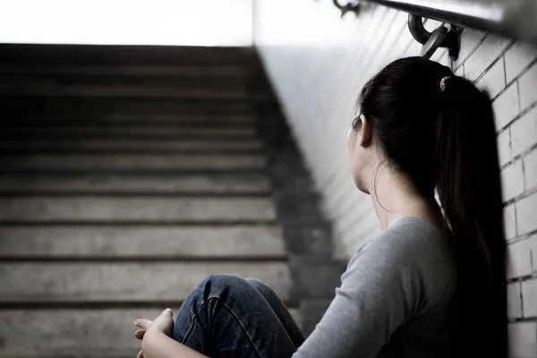 Depressive Frau sitzt — Stockfoto