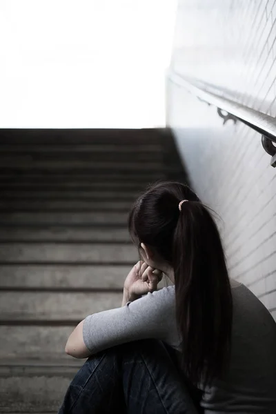 Депрессивная сидящая женщина — стоковое фото