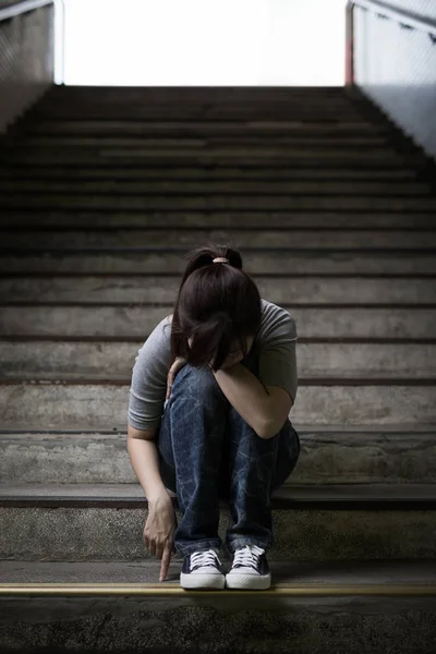 Przygnębiony kobieta siedzi w underground — Zdjęcie stockowe