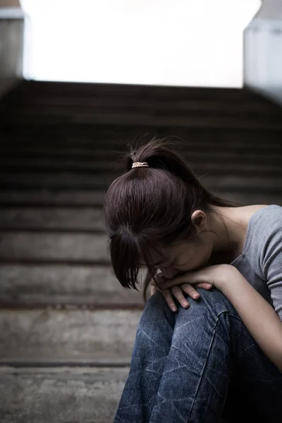 Deprimerad kvinna sitter i tunnelbanan — Stockfoto