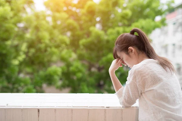 女人站在阳台上 — 图库照片