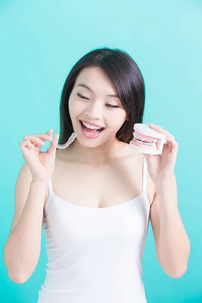 Mujer haciendo brackets de elección —  Fotos de Stock