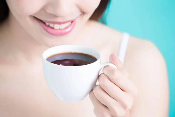 Vrouw bedrijf koffie — Stockfoto