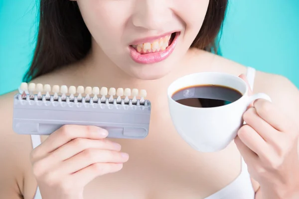 Woman with  tooth color palette — Stock Photo, Image