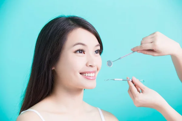 Mujer de belleza con herramientas dentales — Foto de Stock