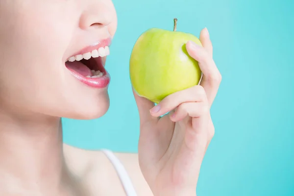 Woman holding  apple — Stock Photo, Image