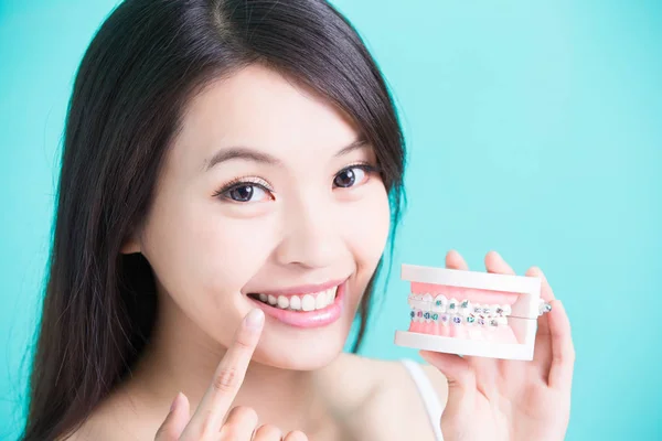 Vrouw met baces op tanden model — Stockfoto