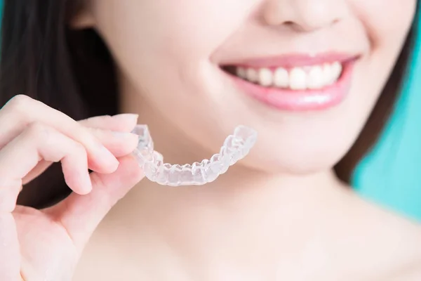 Görünmez diş telleri kadınla — Stok fotoğraf