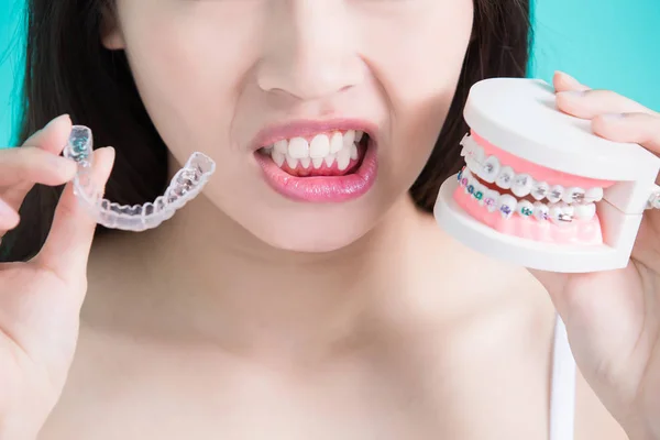 Frau trifft Wahl zwischen Zahnspangen — Stockfoto